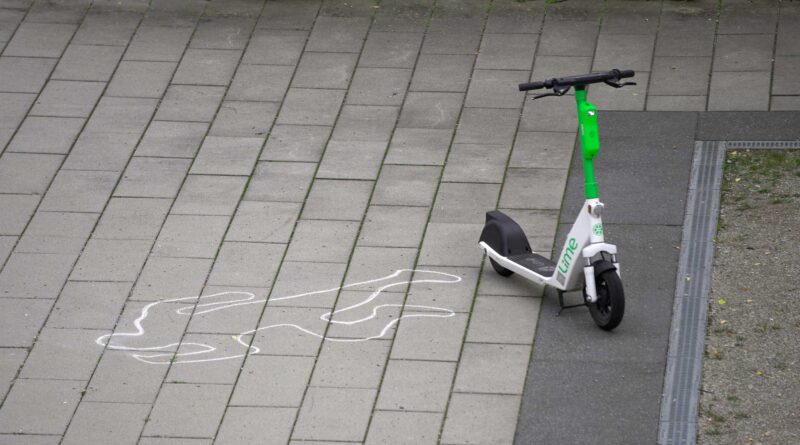Ein eScooter mit dem Umriss einer Person am Boden